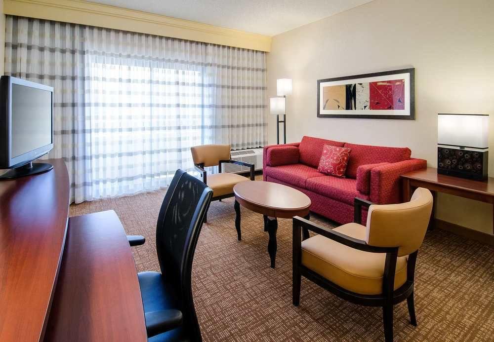 Courtyard Charlotte Arrowood Hotel Bagian luar foto
