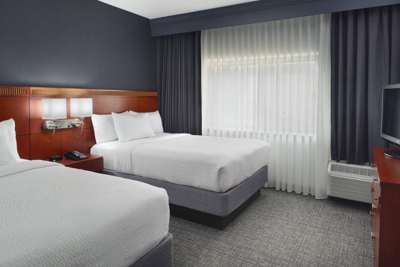 Courtyard Charlotte Arrowood Hotel Bagian luar foto