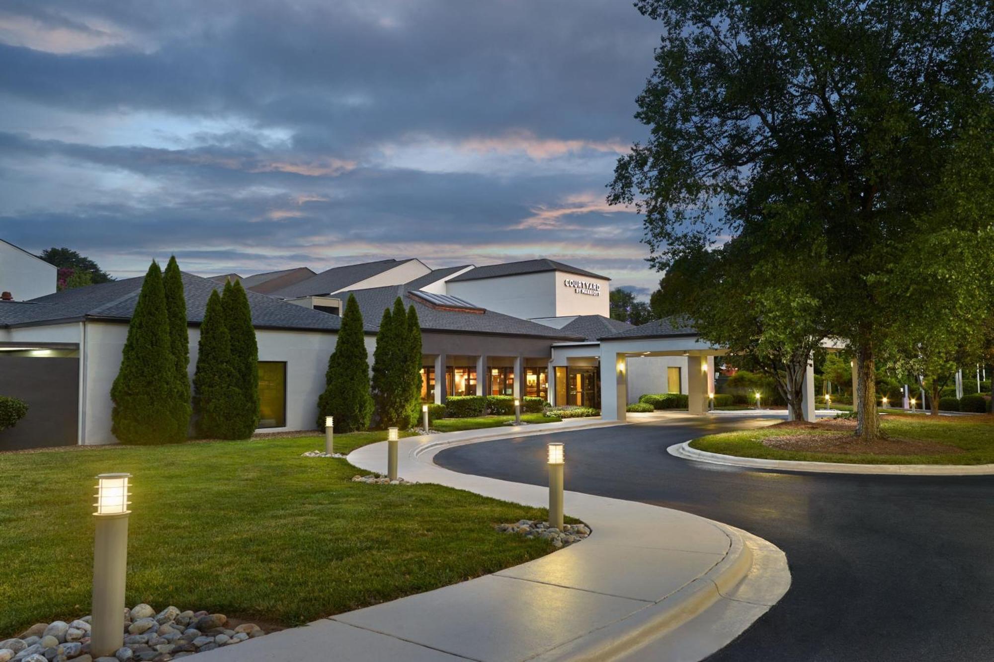 Courtyard Charlotte Arrowood Hotel Bagian luar foto