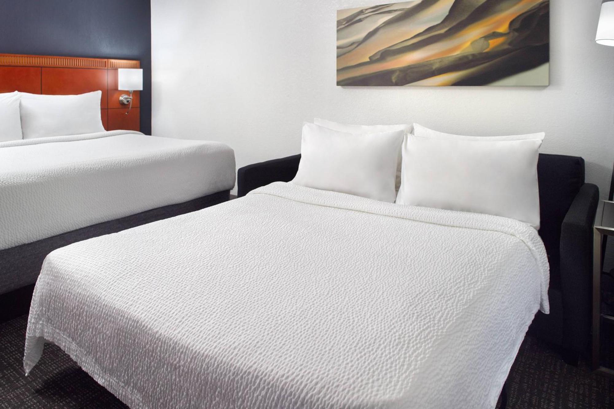 Courtyard Charlotte Arrowood Hotel Bagian luar foto