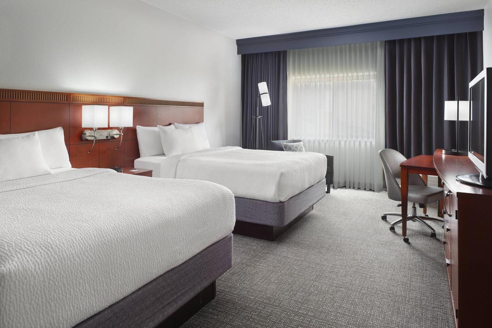 Courtyard Charlotte Arrowood Hotel Bagian luar foto
