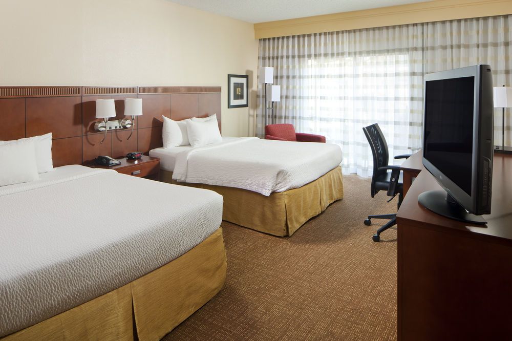 Courtyard Charlotte Arrowood Hotel Bagian luar foto