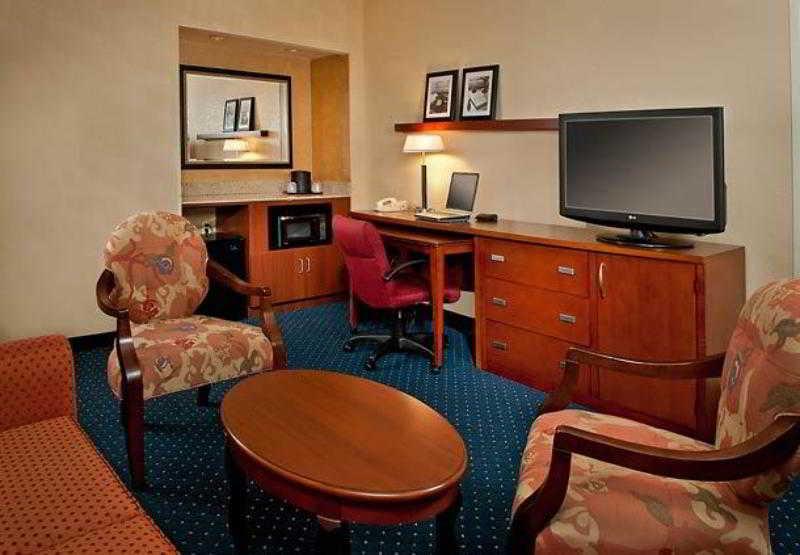 Courtyard Charlotte Arrowood Hotel Ruang foto