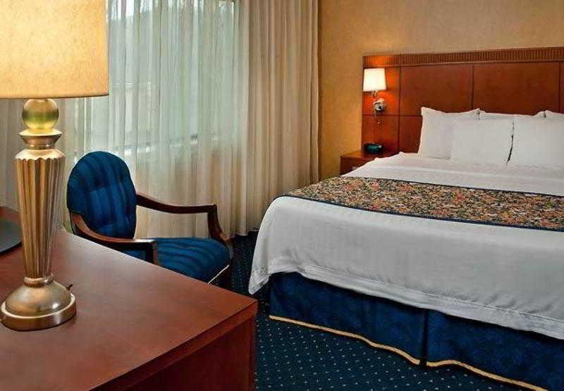 Courtyard Charlotte Arrowood Hotel Ruang foto