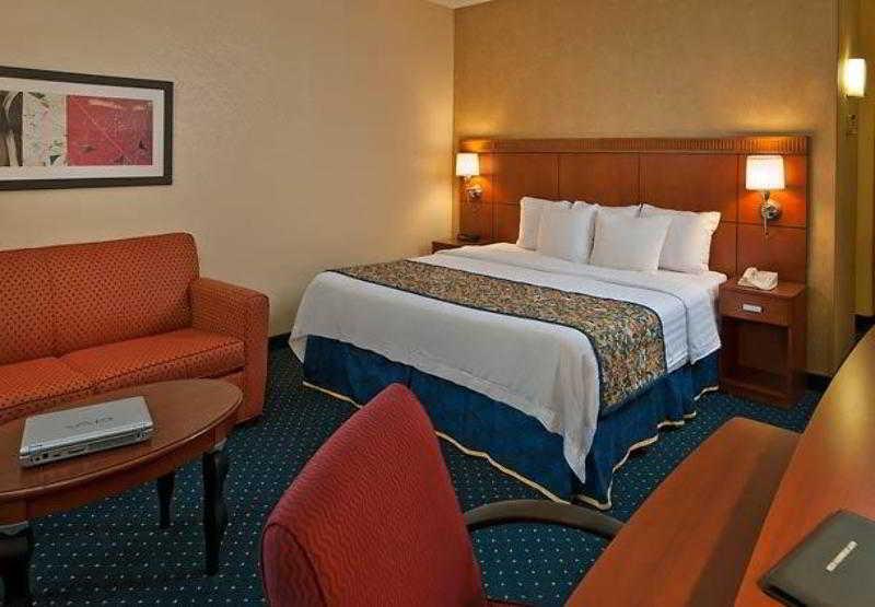 Courtyard Charlotte Arrowood Hotel Ruang foto