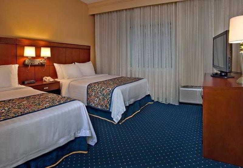 Courtyard Charlotte Arrowood Hotel Ruang foto