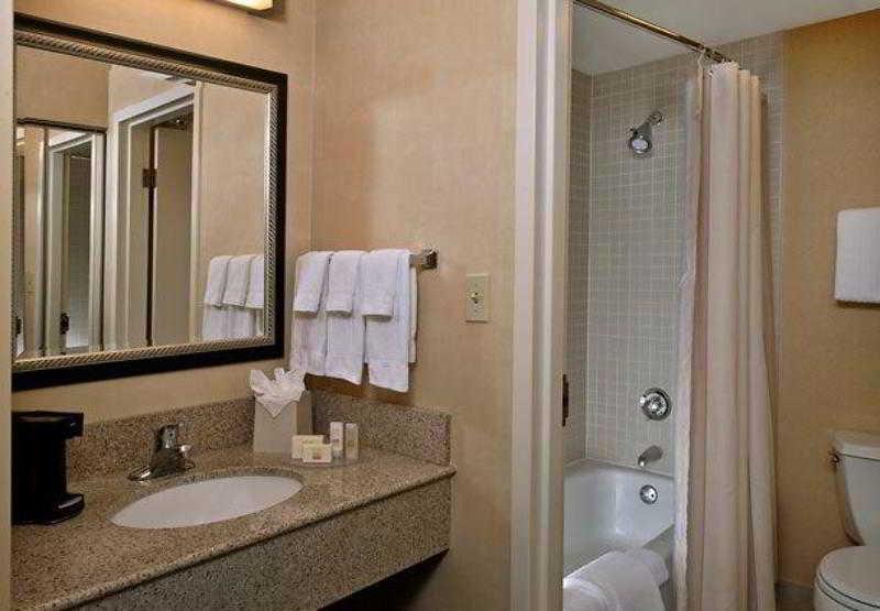 Courtyard Charlotte Arrowood Hotel Ruang foto