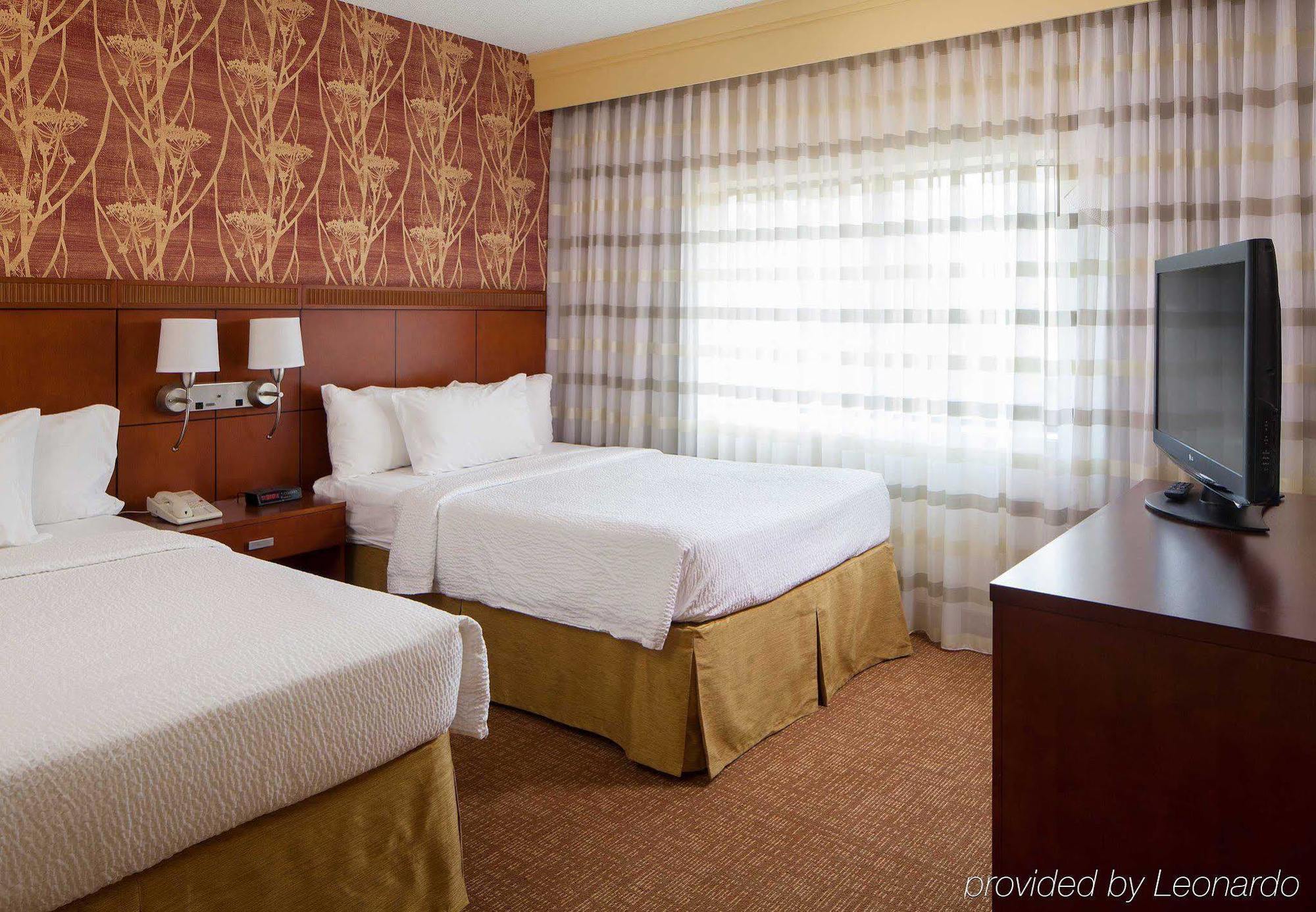 Courtyard Charlotte Arrowood Hotel Bagian luar foto