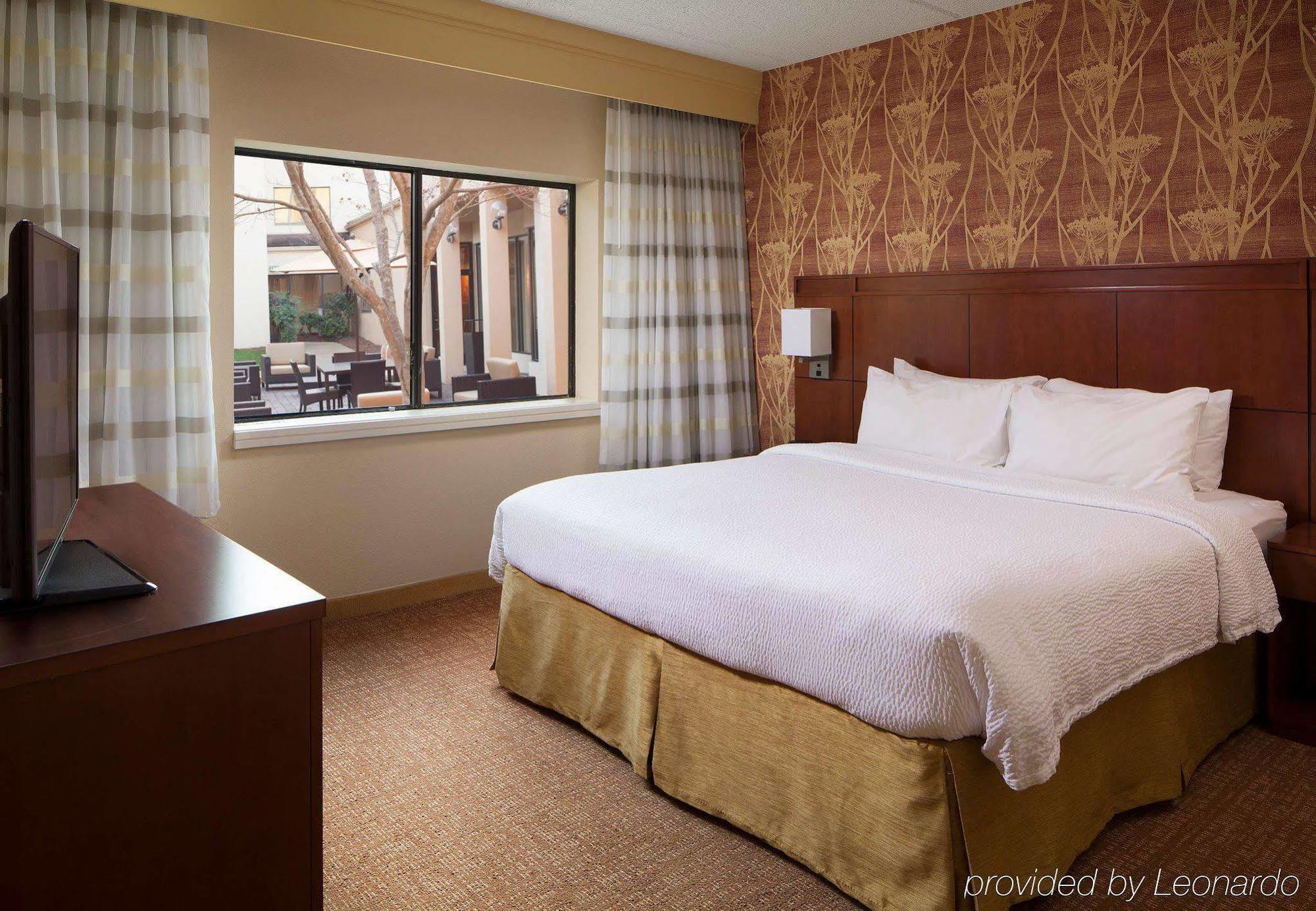 Courtyard Charlotte Arrowood Hotel Bagian luar foto