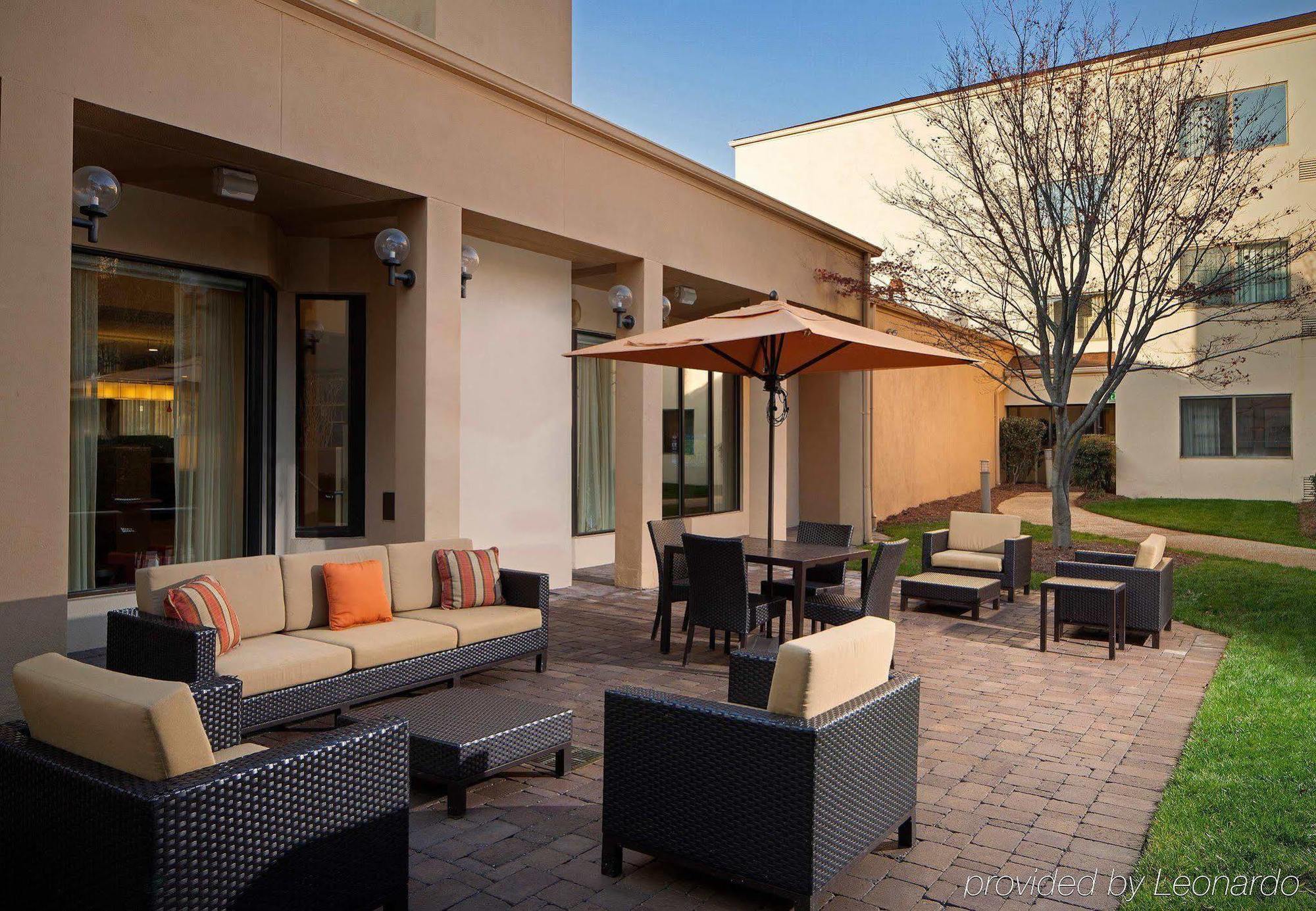 Courtyard Charlotte Arrowood Hotel Bagian luar foto