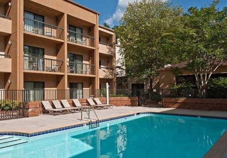 Courtyard Charlotte Arrowood Hotel Bagian luar foto