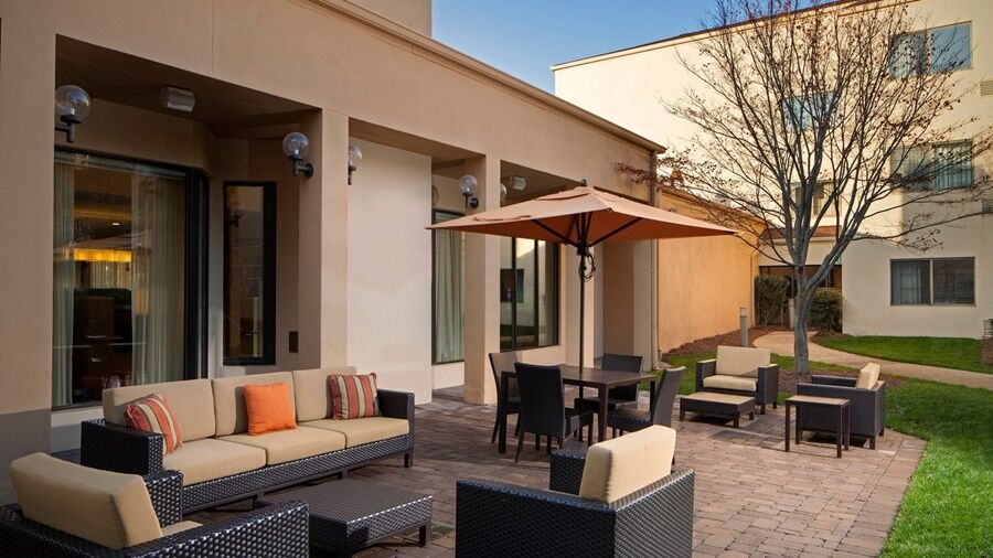 Courtyard Charlotte Arrowood Hotel Bagian luar foto